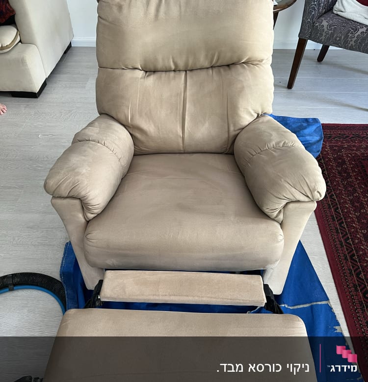 כורסה על יריעת פלסטיק כחולה עם צינור ניקוי